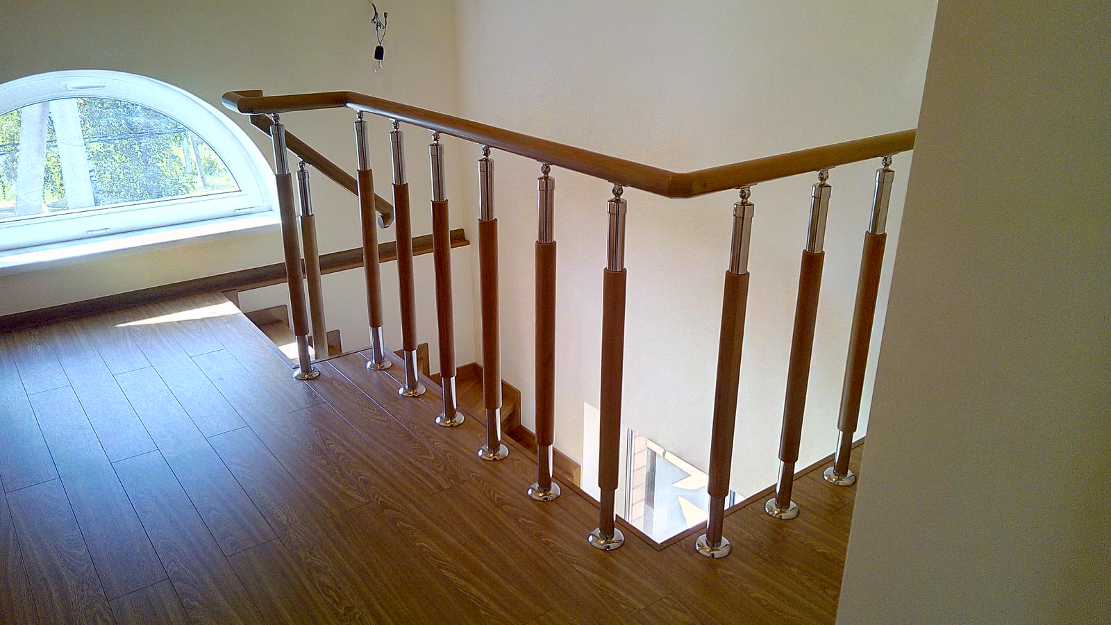 Обложка проекта: Лестница из лиственницы на металлическом каркасе. Ограждение комбинированное.