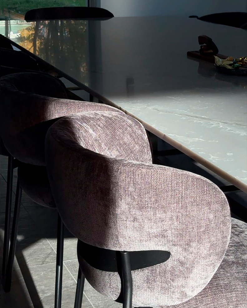 Стол из светопрозрачного камня Quantra Quartz