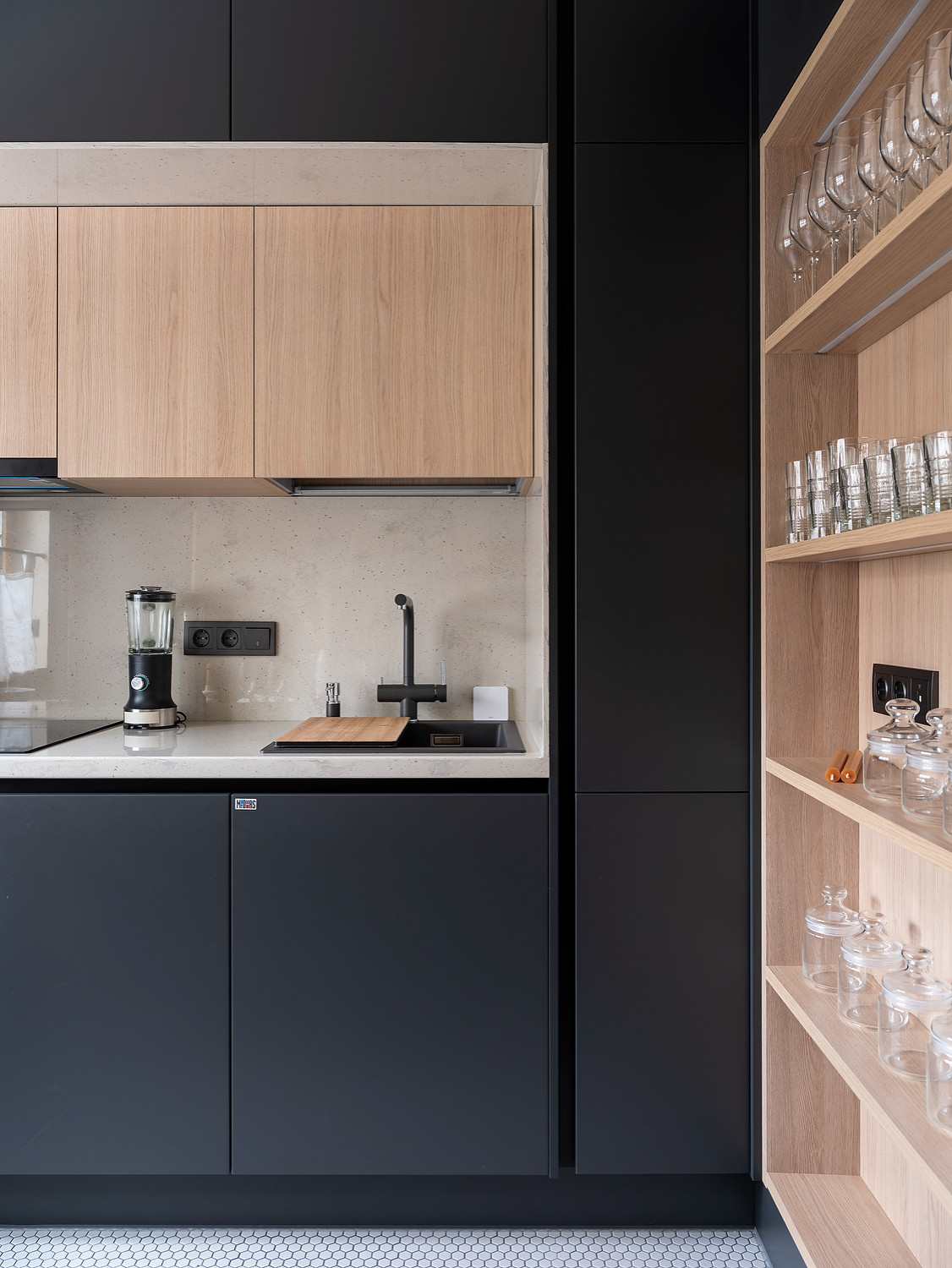 Кухня цвета сажи: Konigin Helena Black 60