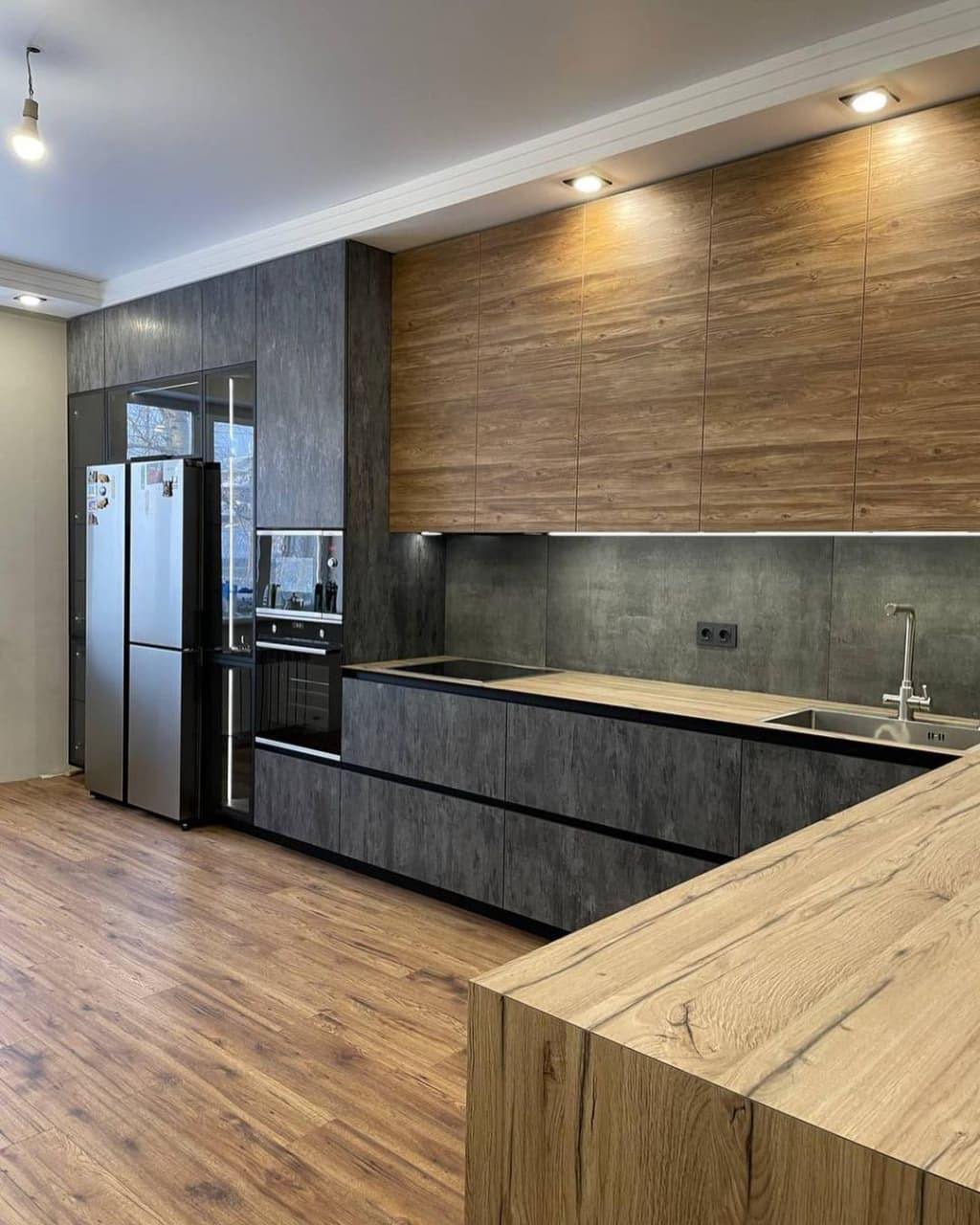 Большая угловая встроенная кухня в черном и коричневом цвете с витриной