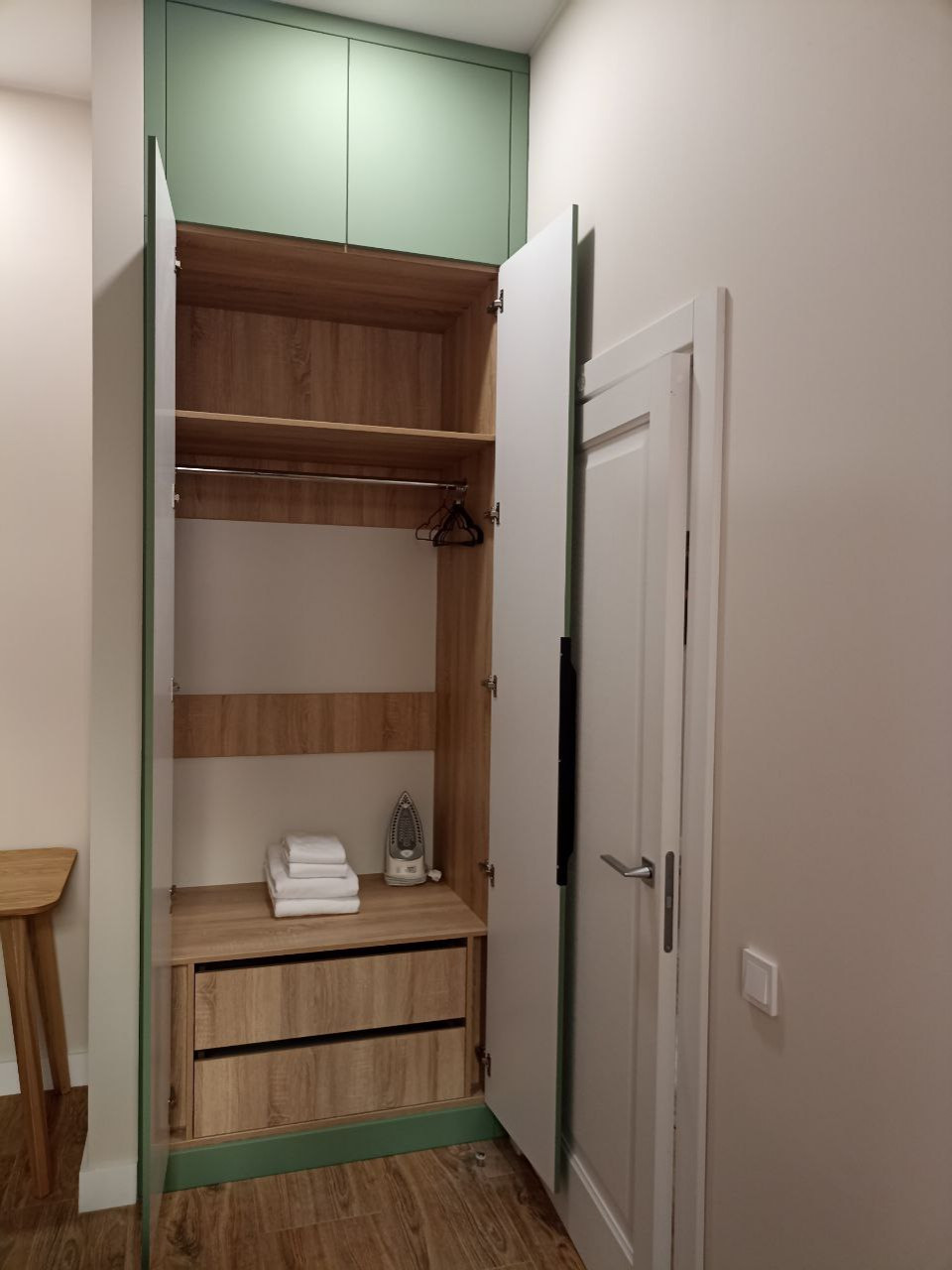 Встроенные распашные шкафы