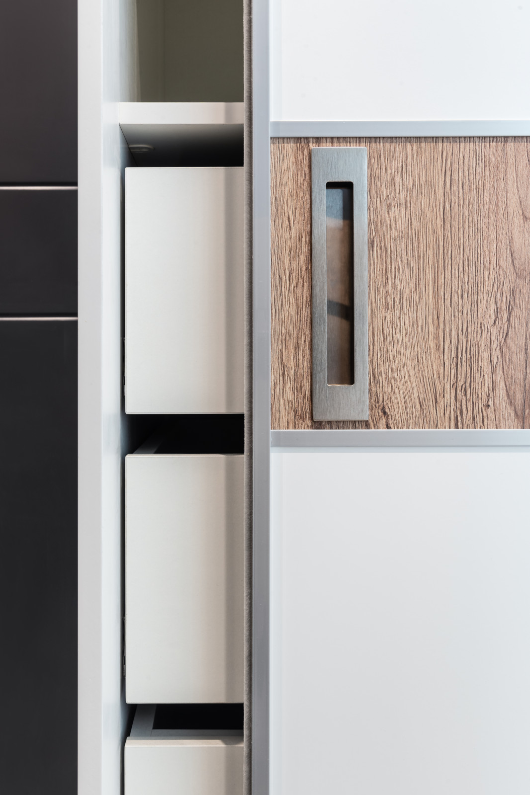 Стеллажи, открытые шкафы, полки с подветкой