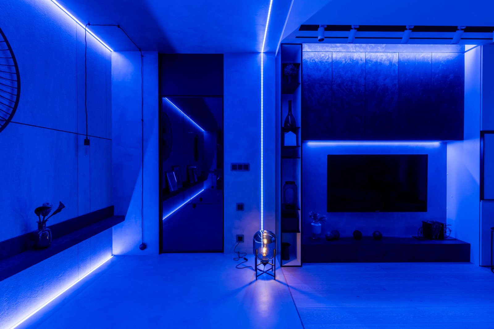 "Белый, серый и графит"