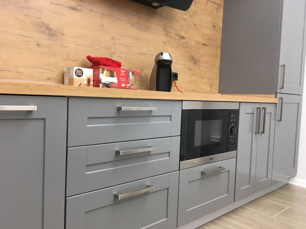 Компактная серая кухня.