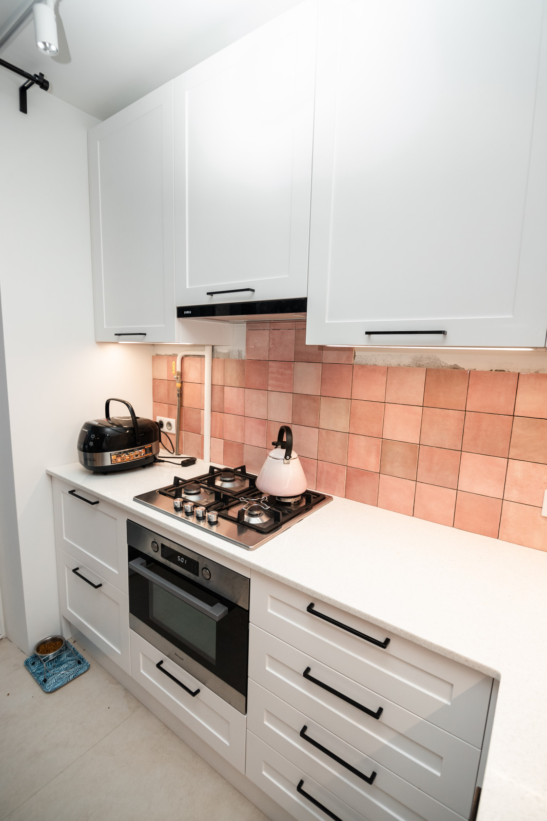 Белая небольшая кухня в стиле неоклассика