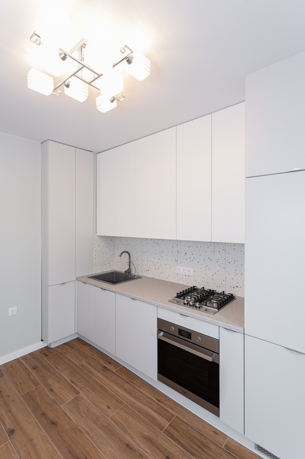 Матовая белая современная кухня