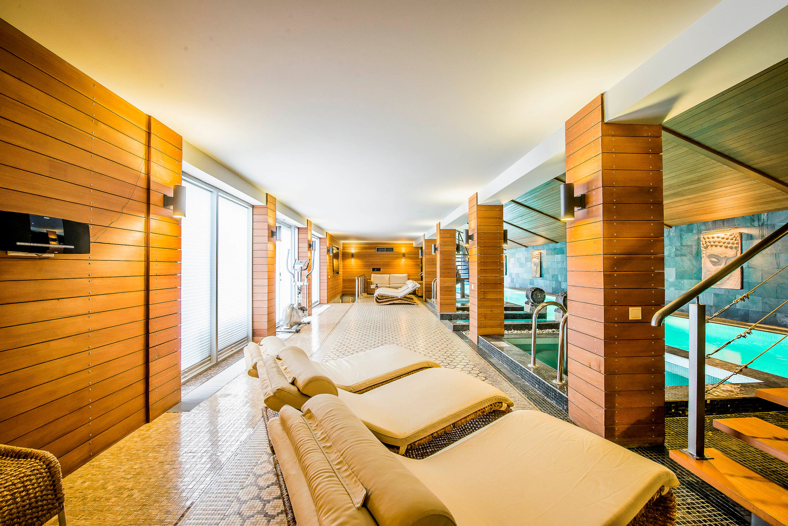 Дом с бассейном в восточном стиле