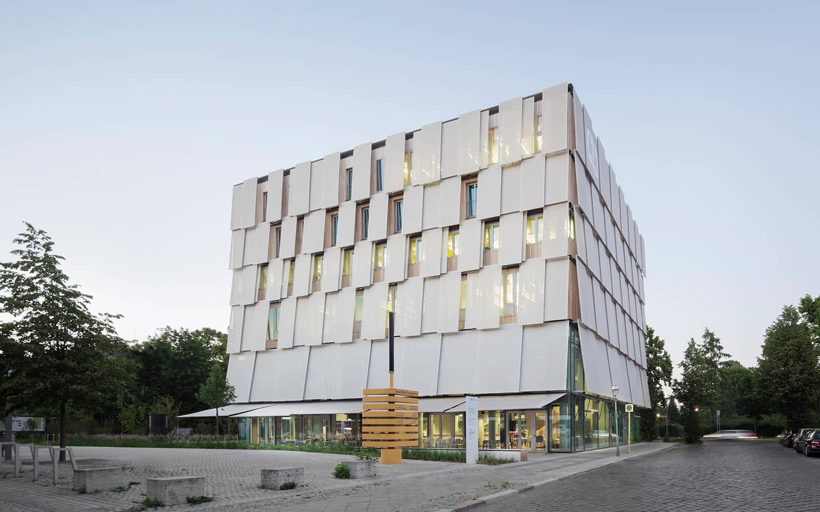 Архитектура: На что способны текстильные фасады