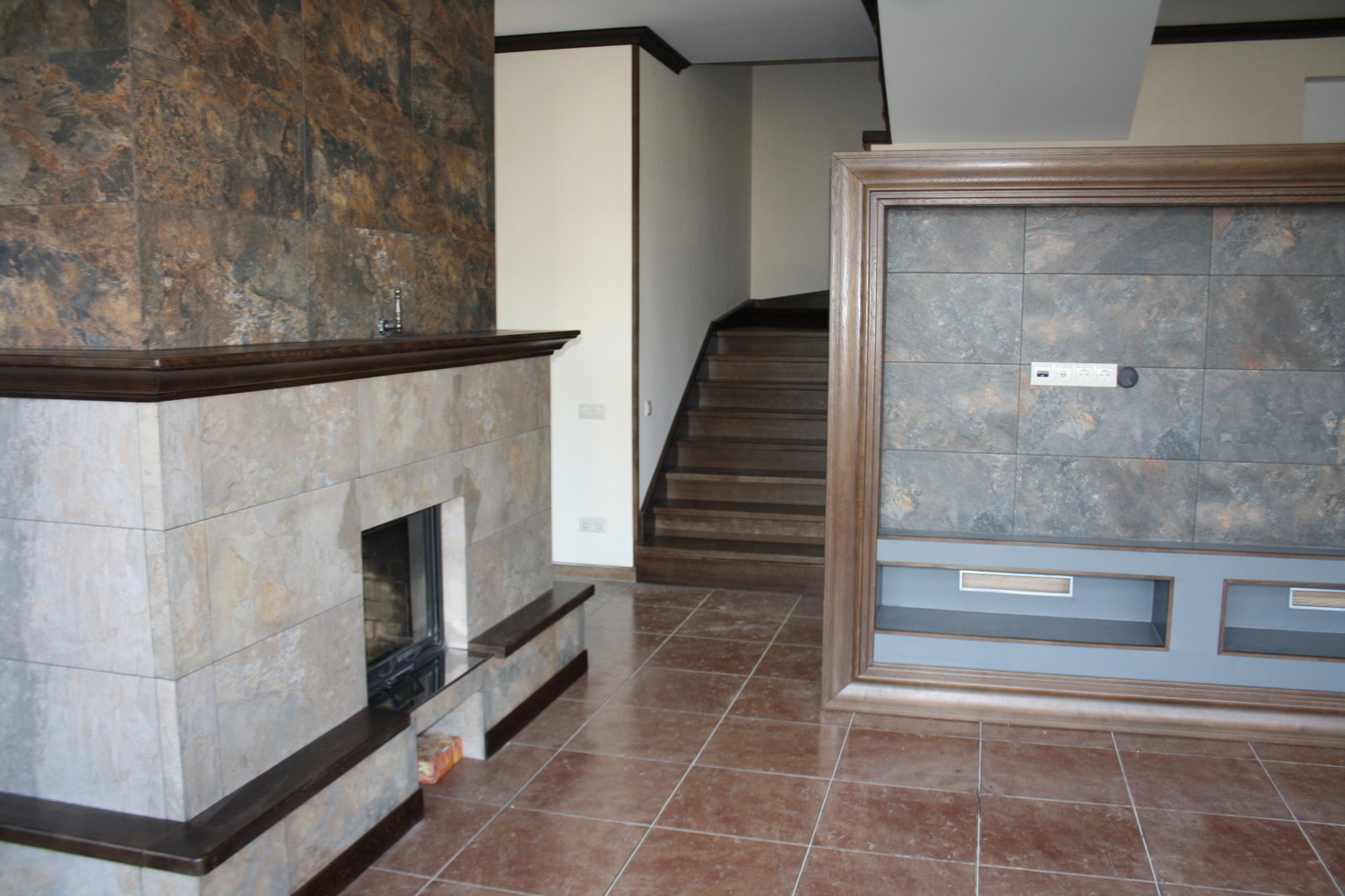 Дубовая лестница на бетонном основании