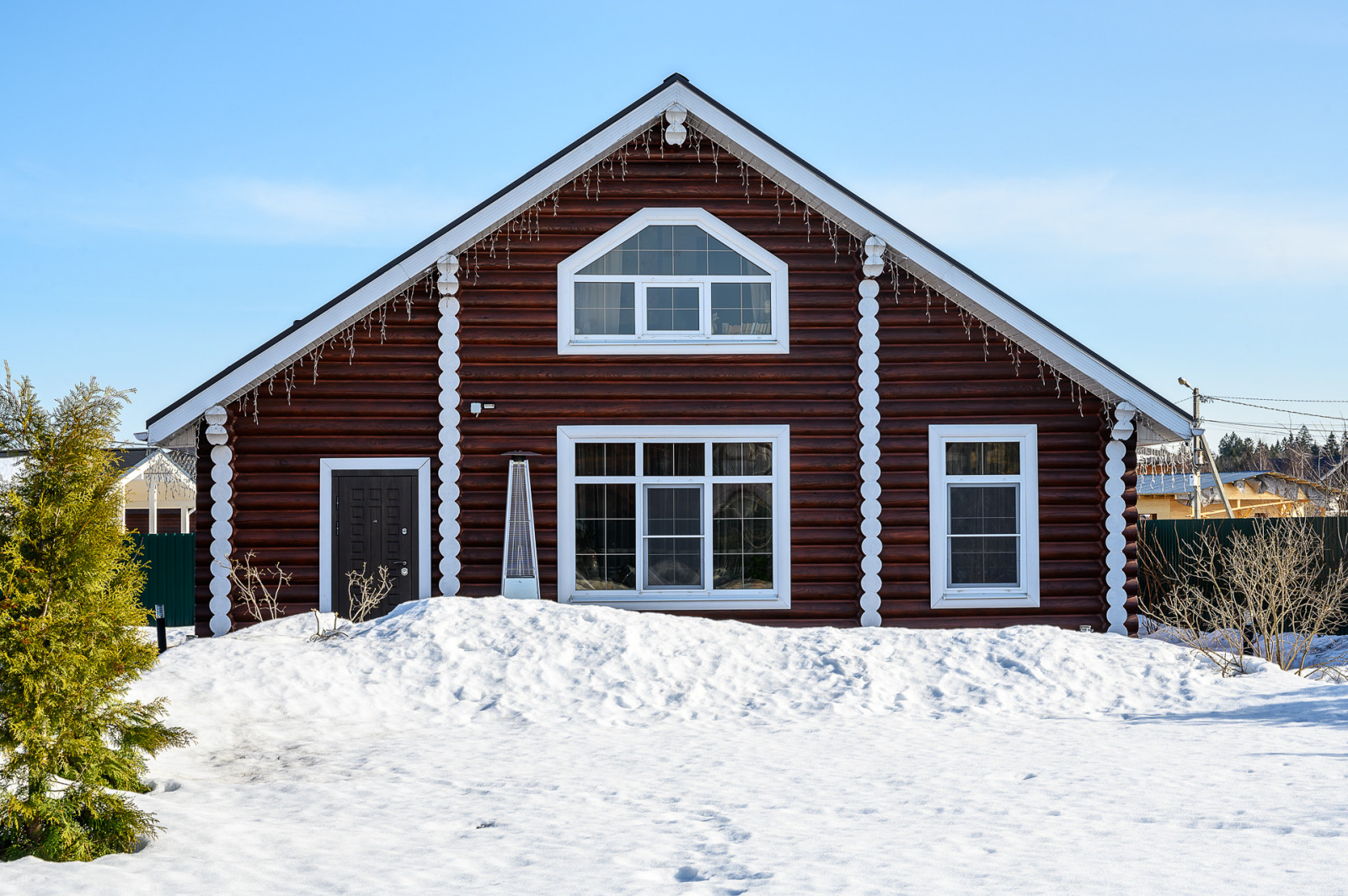 Обложка проекта: отделка дома из оцилиндрованного бревна