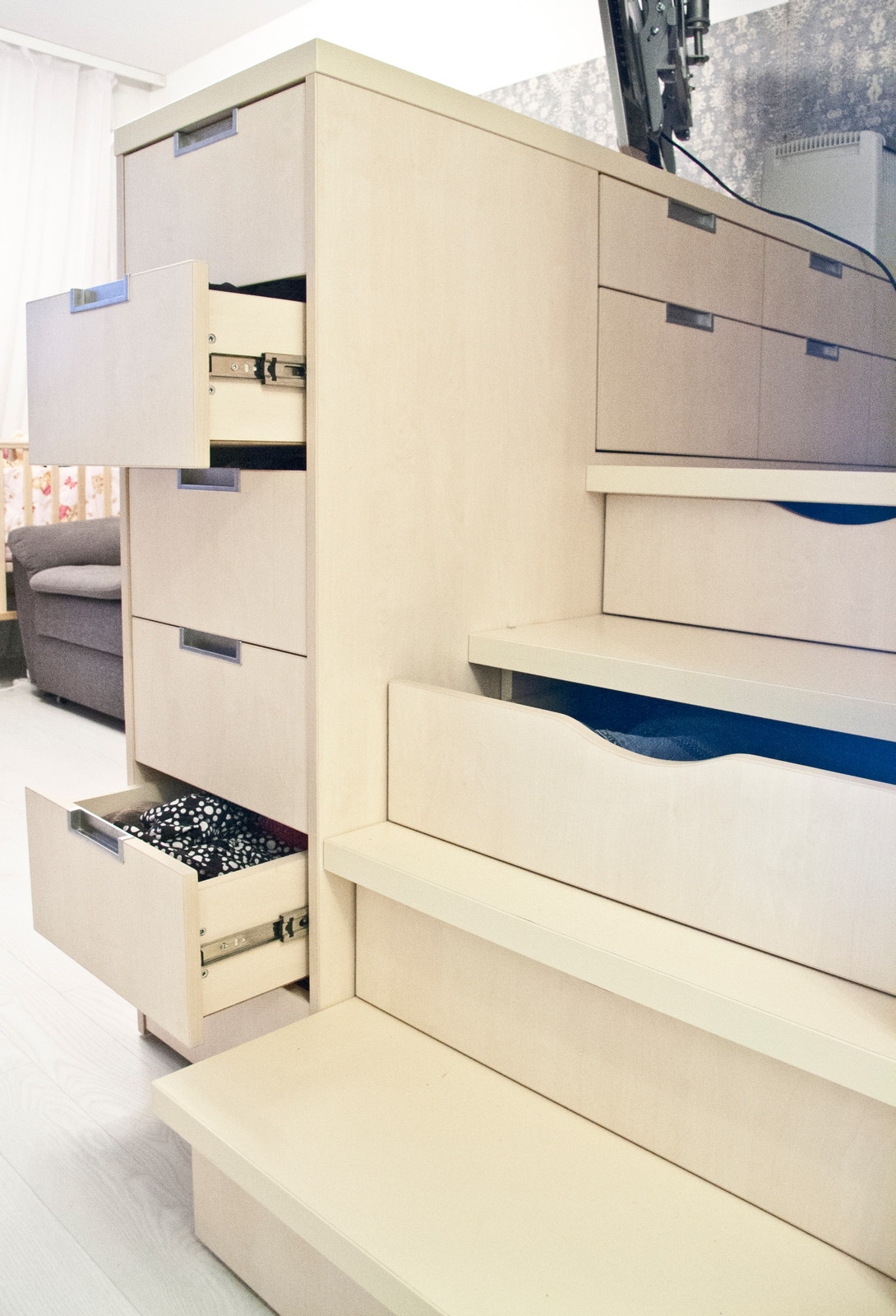 Обложка проекта: квартира-студия - ярусное зонирование пространства с помощью мебели