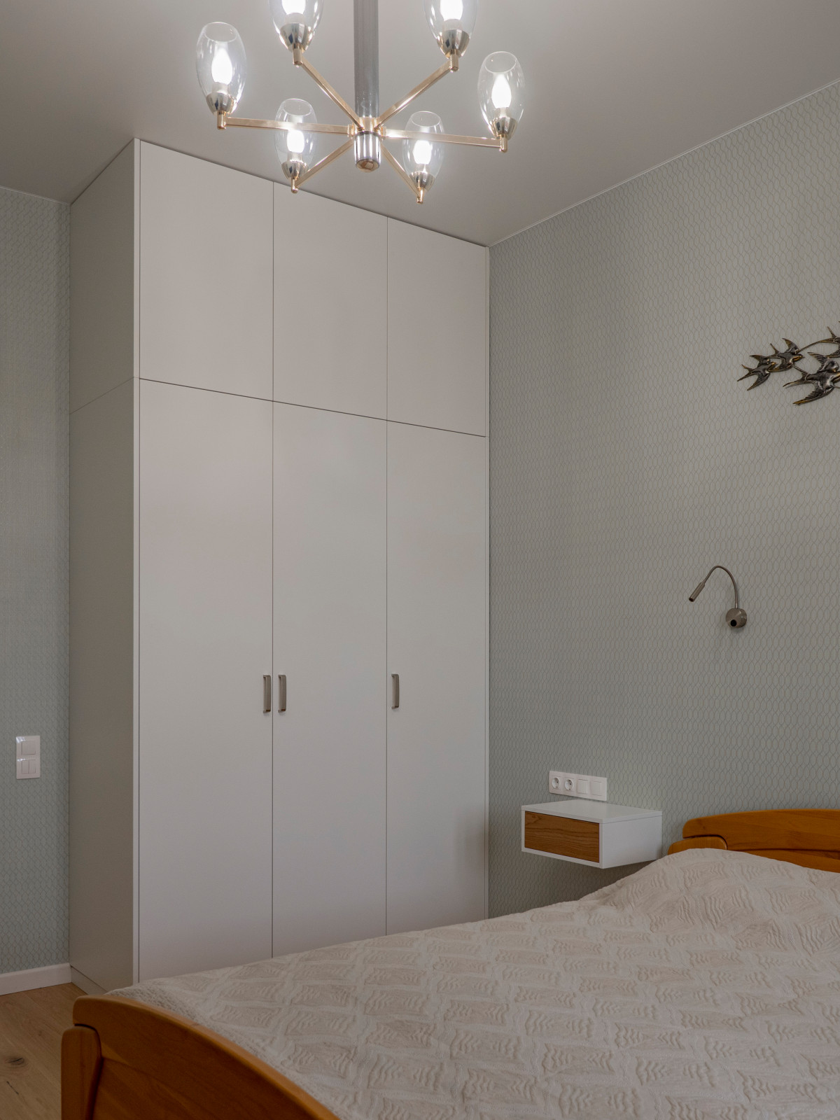 Меблировка спальни и кабинета в светло-мятном цвете