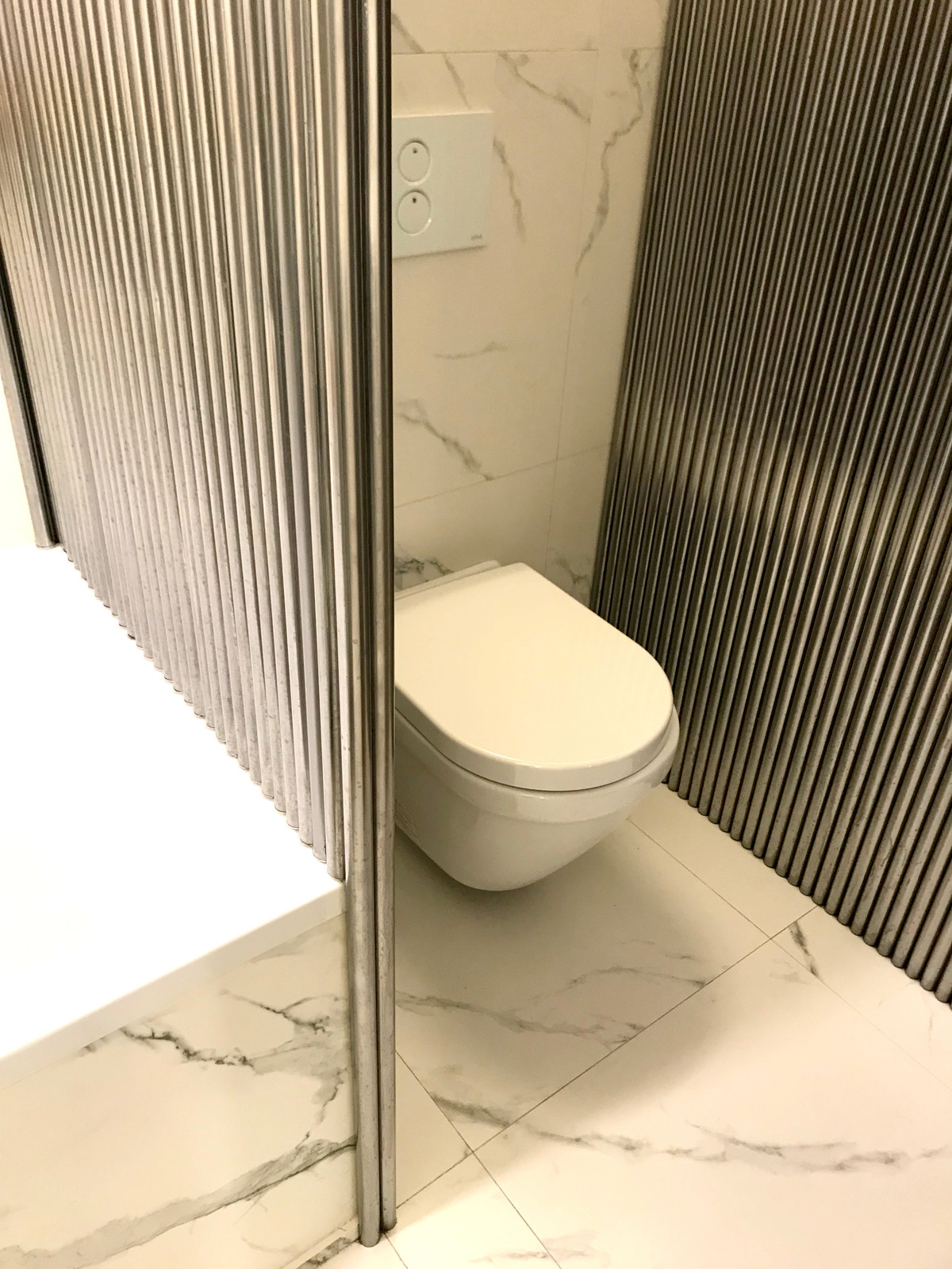 Черно-белая гамма и дуб