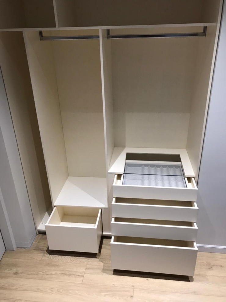 Встроенный шкаф с раздвижными створками