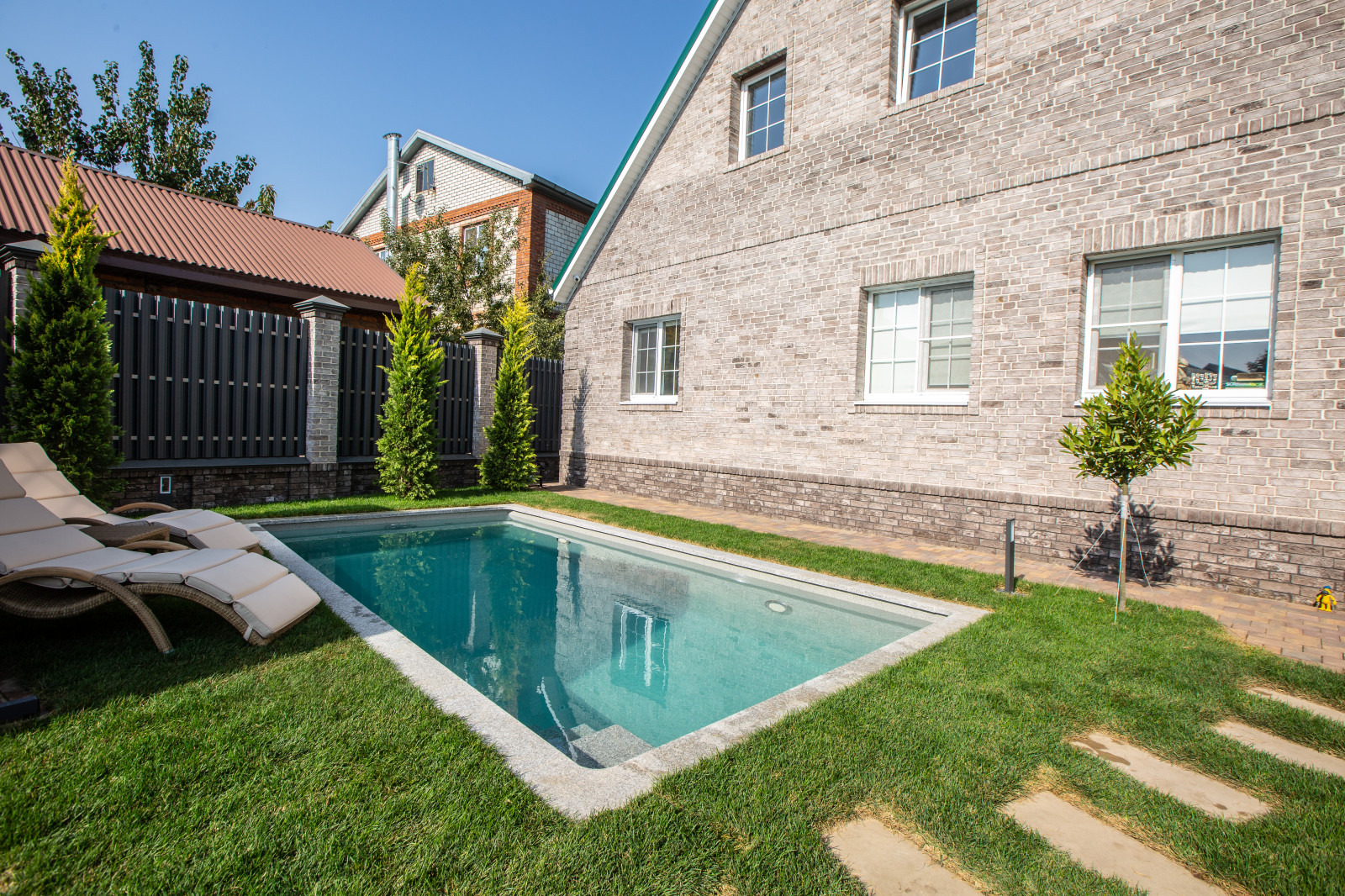 Обложка альбома: Бетонный переливной бассейн