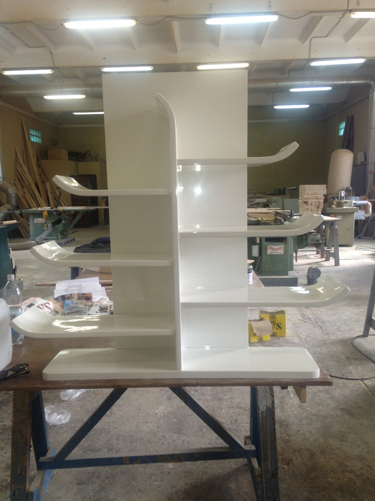 Обложка проекта: Глянцевая кроволинейная дизайнерская полка