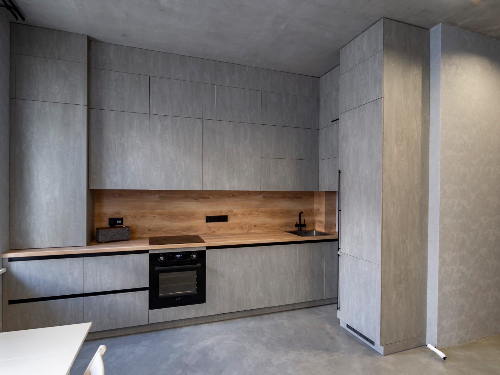 Обложка проекта: Элегантная минималистичная кухня в сером цвете
