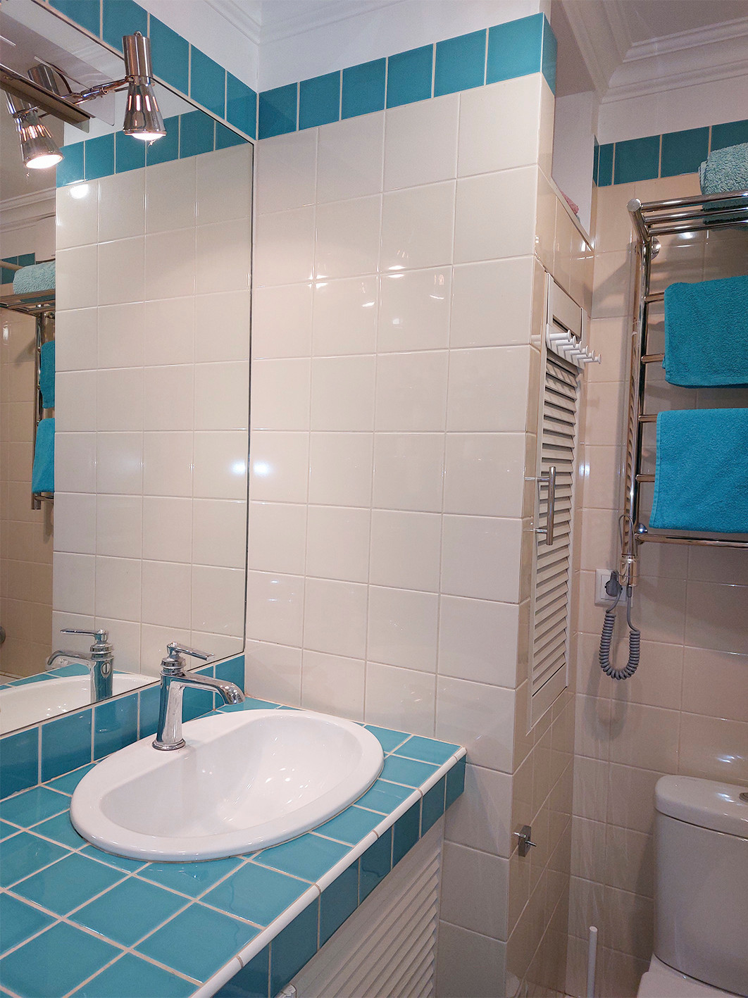 Квартира с бирюзовыми акцентами