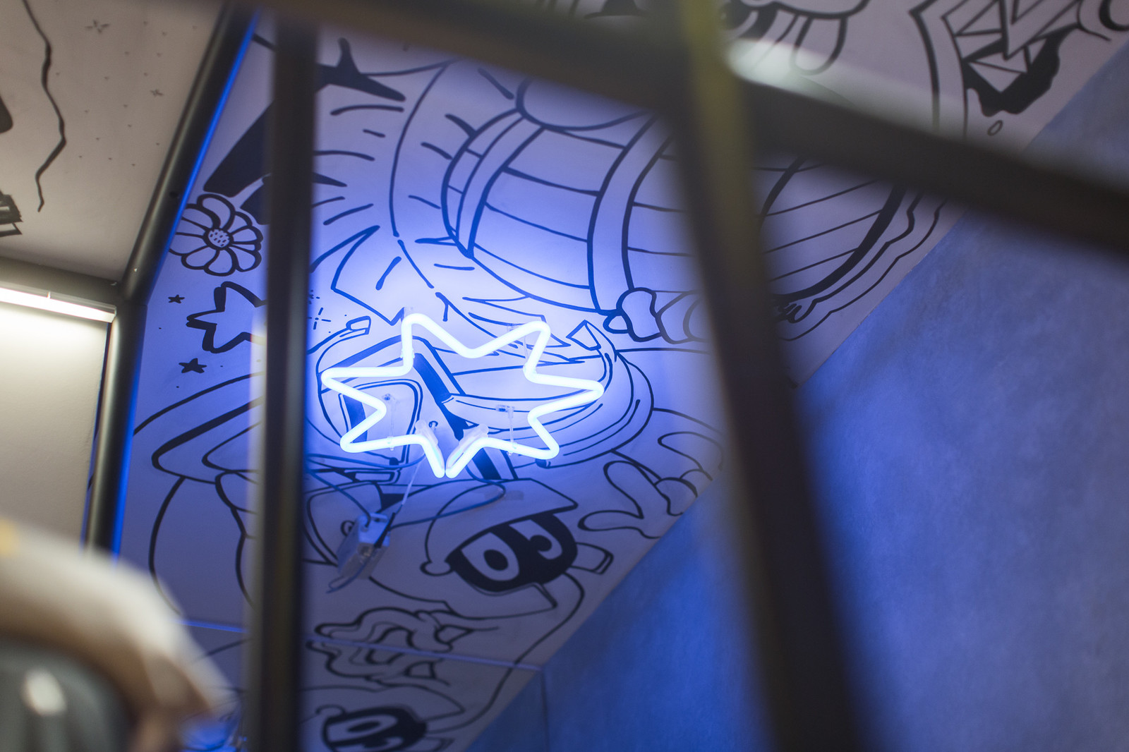 Потолок с неоном