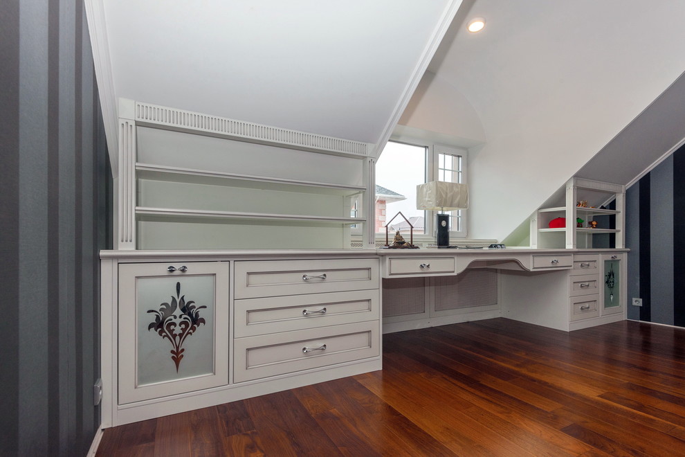 Мебель предметы интерьера в загородном доме.