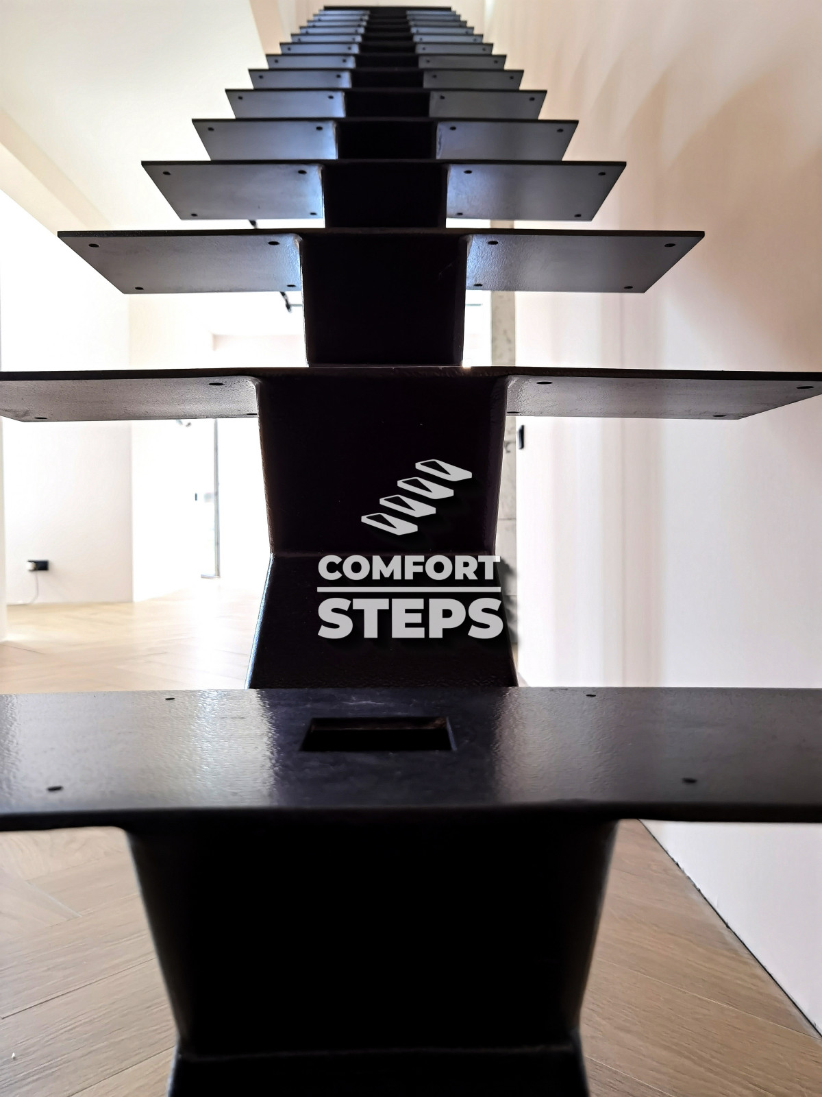 Лестница на монокосоуре со ступенями из ясеня с подсветкой