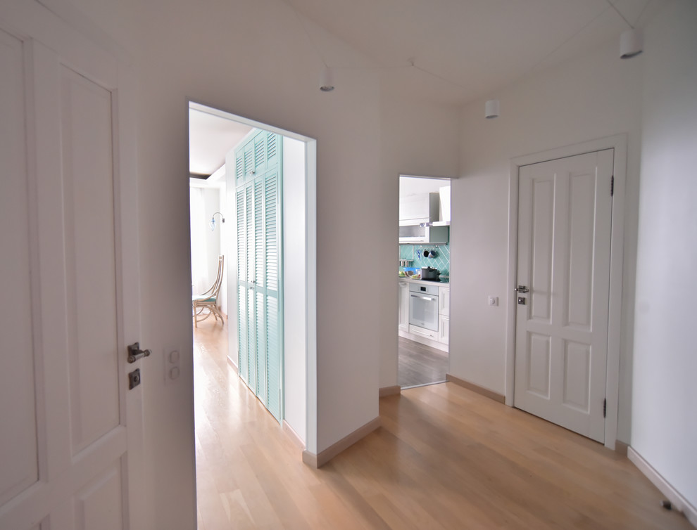 Перепланировка квартиры с радиальной фасадной стеной, авторская мозаика.