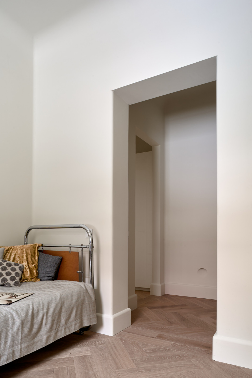 Стекло и неон: квартира в Подмосковье