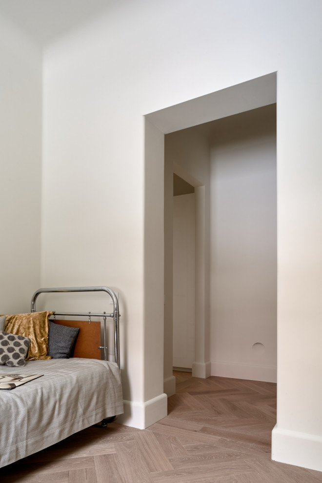 Стекло и неон: квартира в Подмосковье