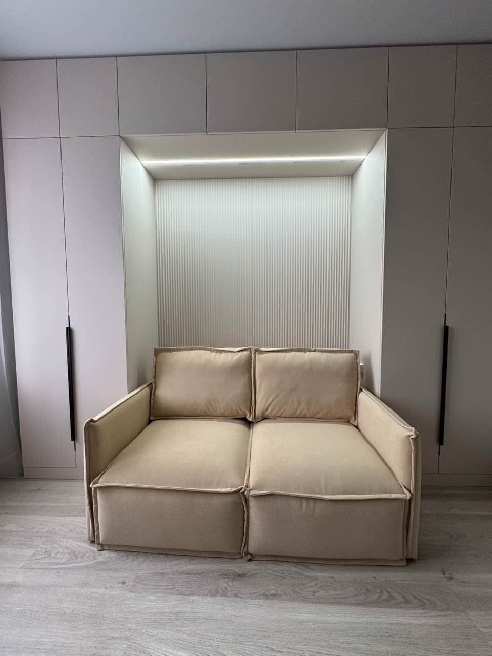 Спальное место в теплых и светлых оттенках.