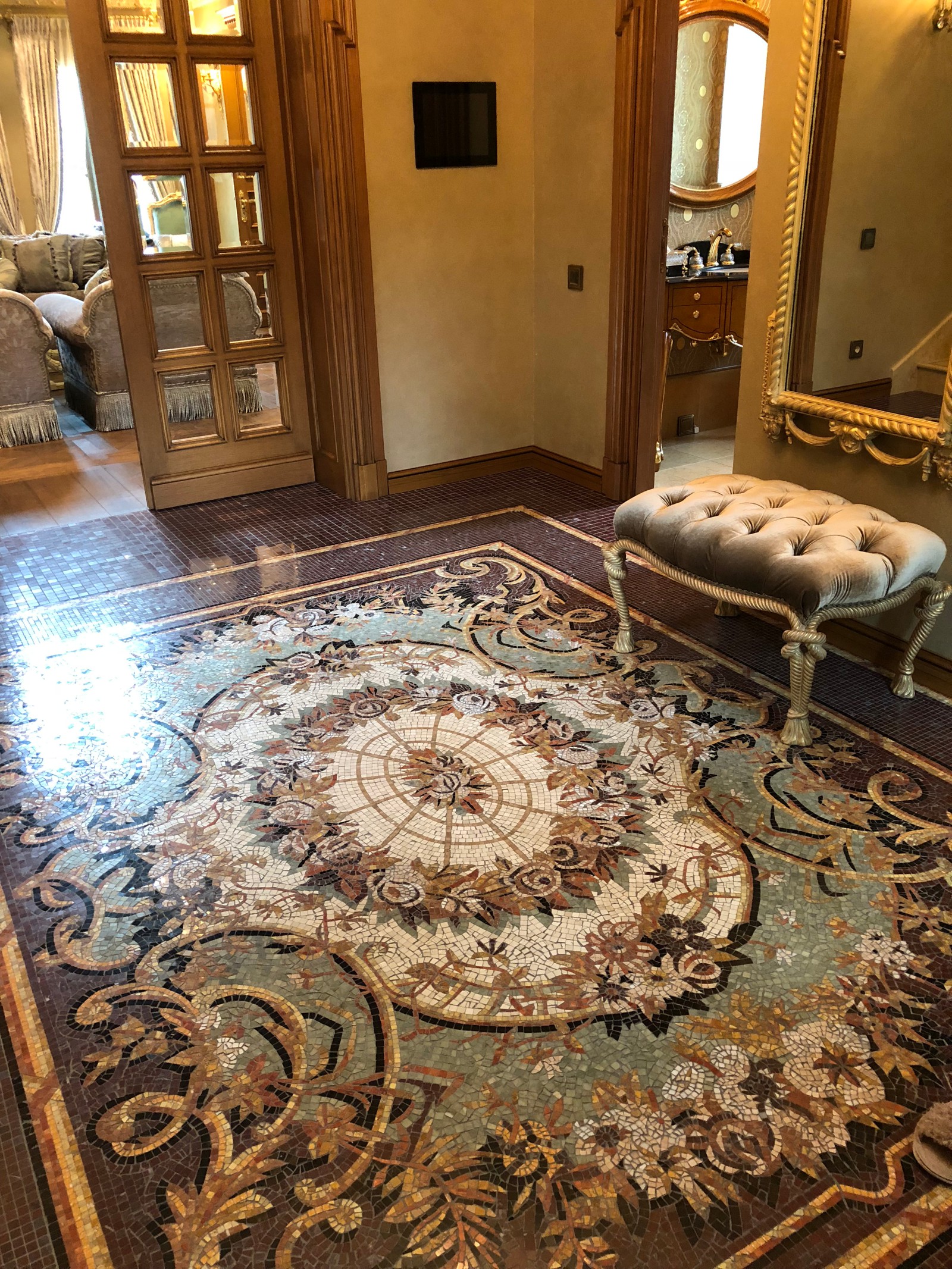 Обложка проекта: Прихожая с Венецианской мозаикой