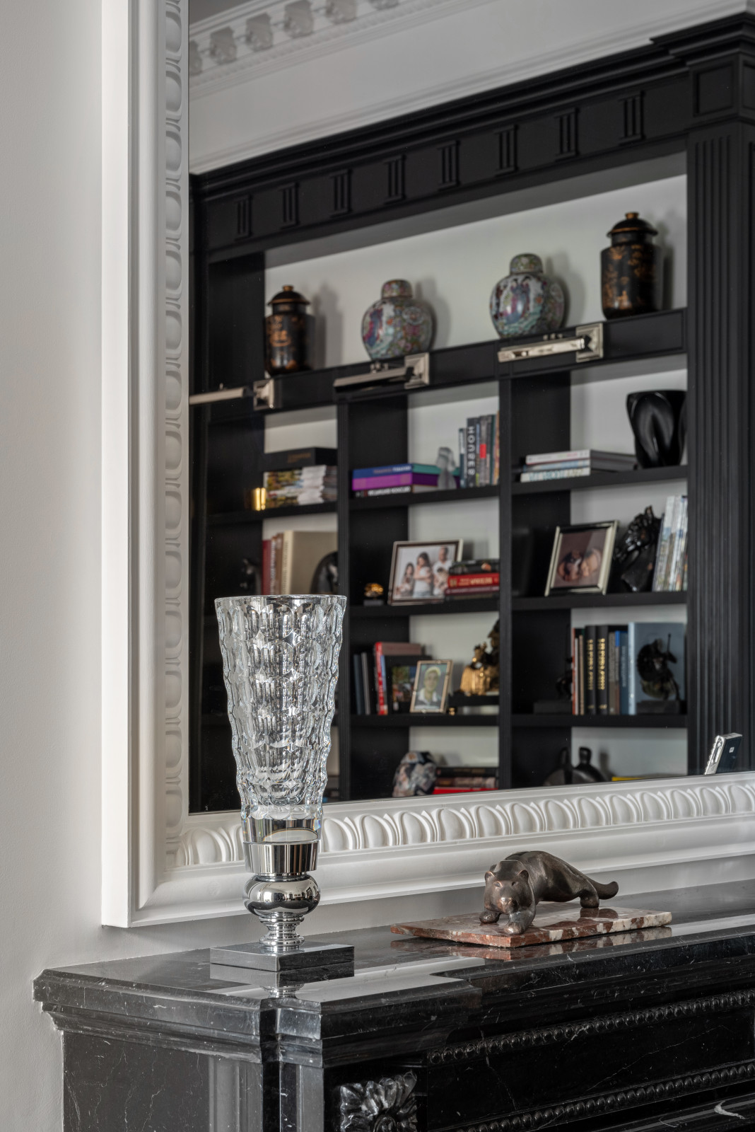 Телевизор над камином