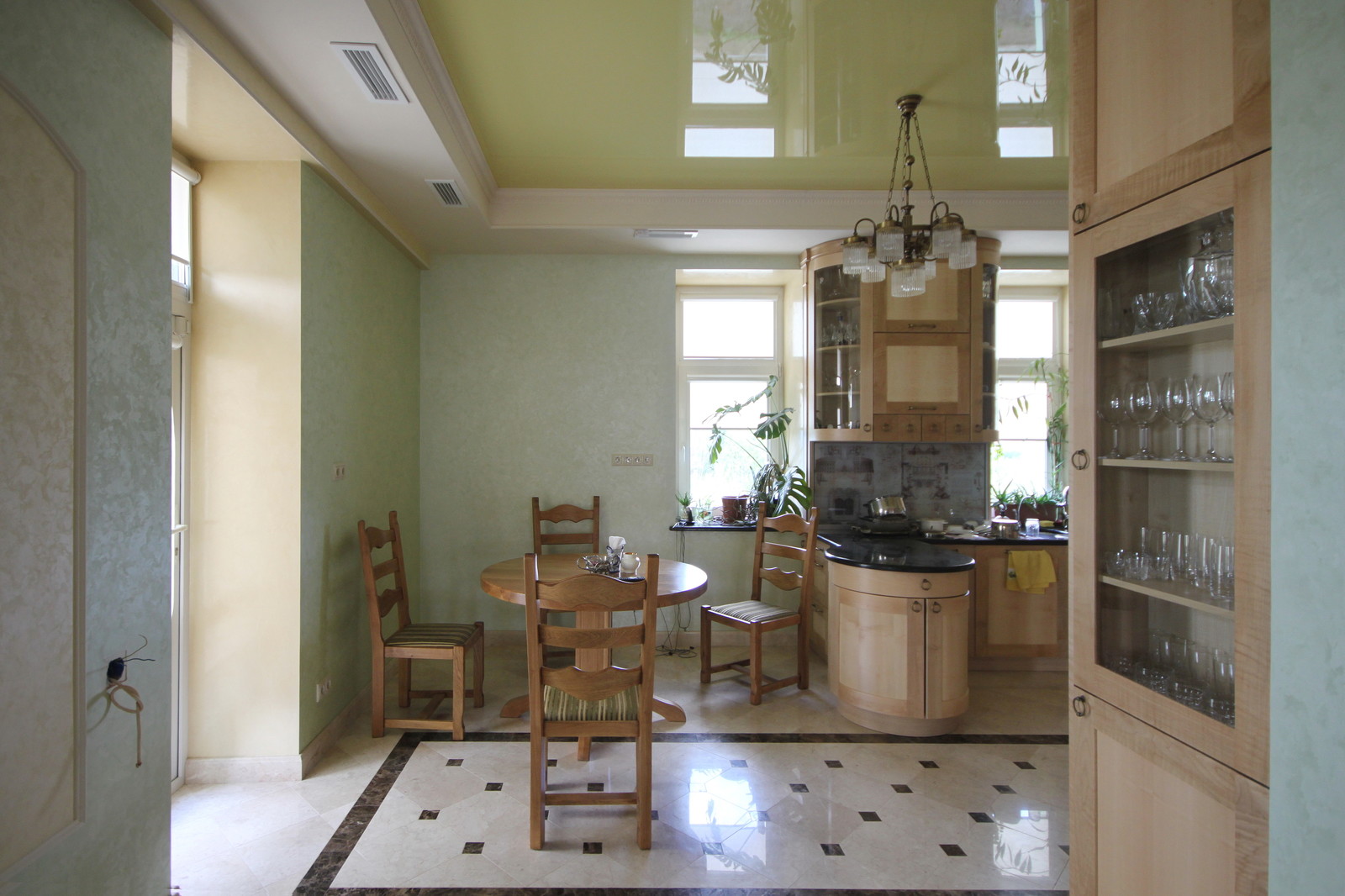 Обложка проекта: Кухня с кленовым фасадом и всякими хитростями