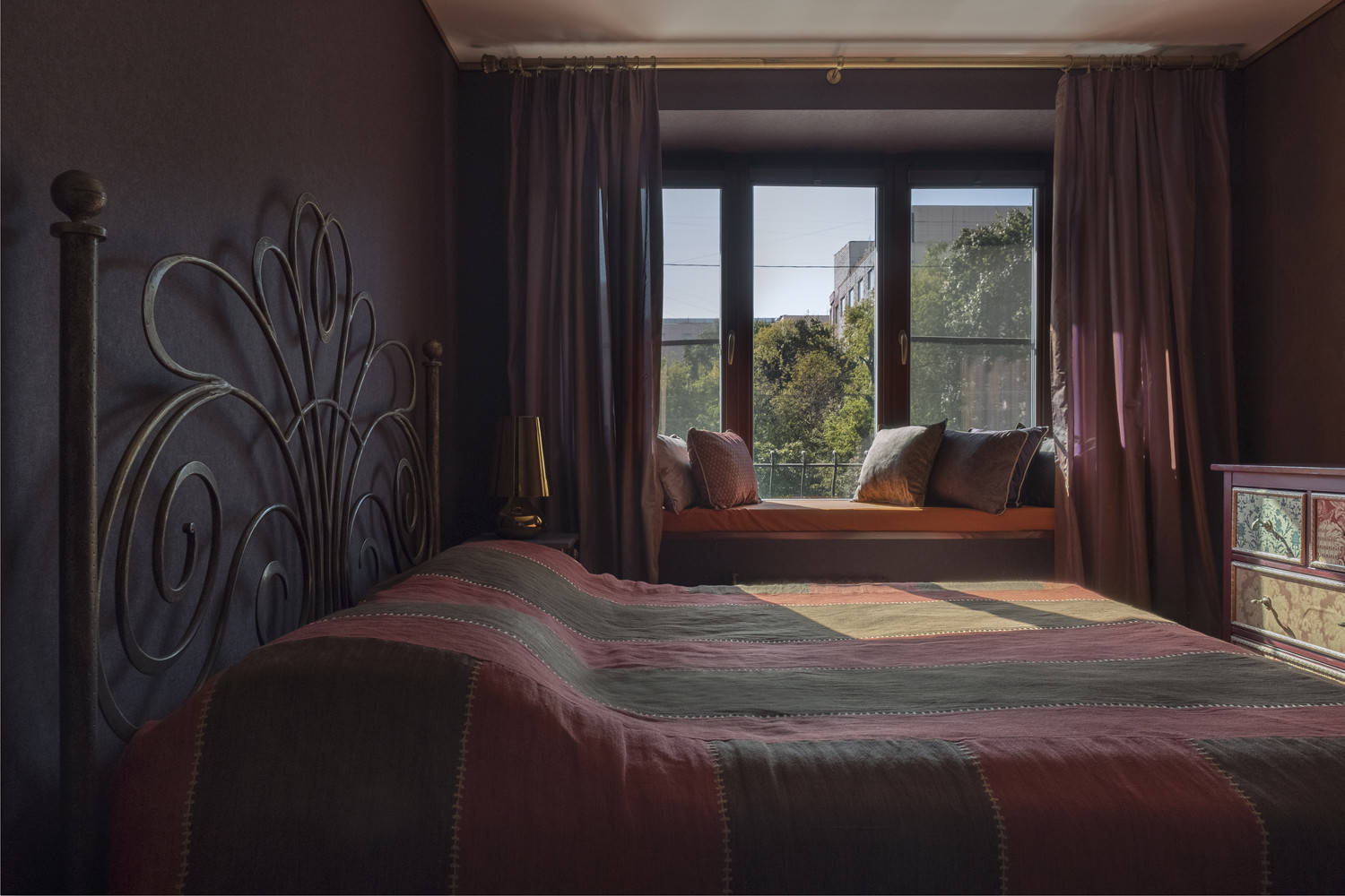 В гостях: Квартира 40 кв.м с мебелью, сделанной из старых лодок