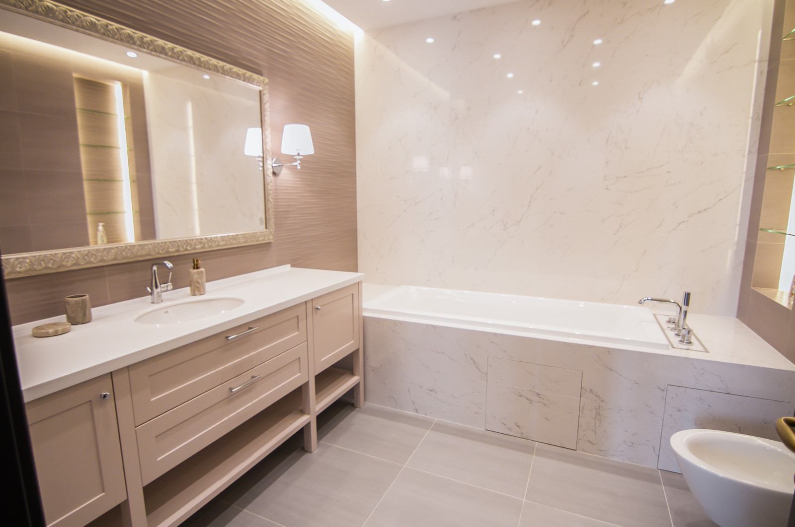 Светлая тумба в ванную