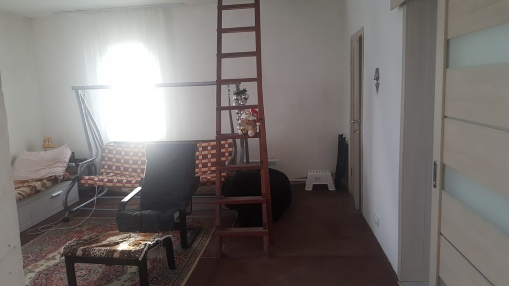 Дизайн гостиной в частном доме с лестницей