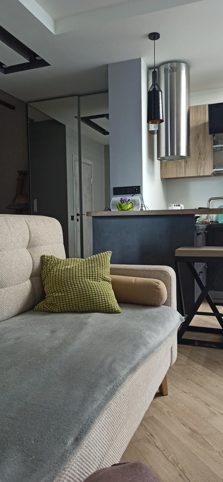 Современный интерьер с элементами лофта и сканди.