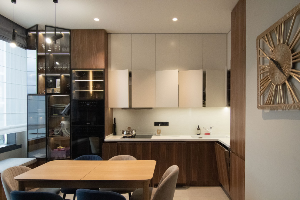 Кухня в стиле минимализм с фасадами под "темное дерево"