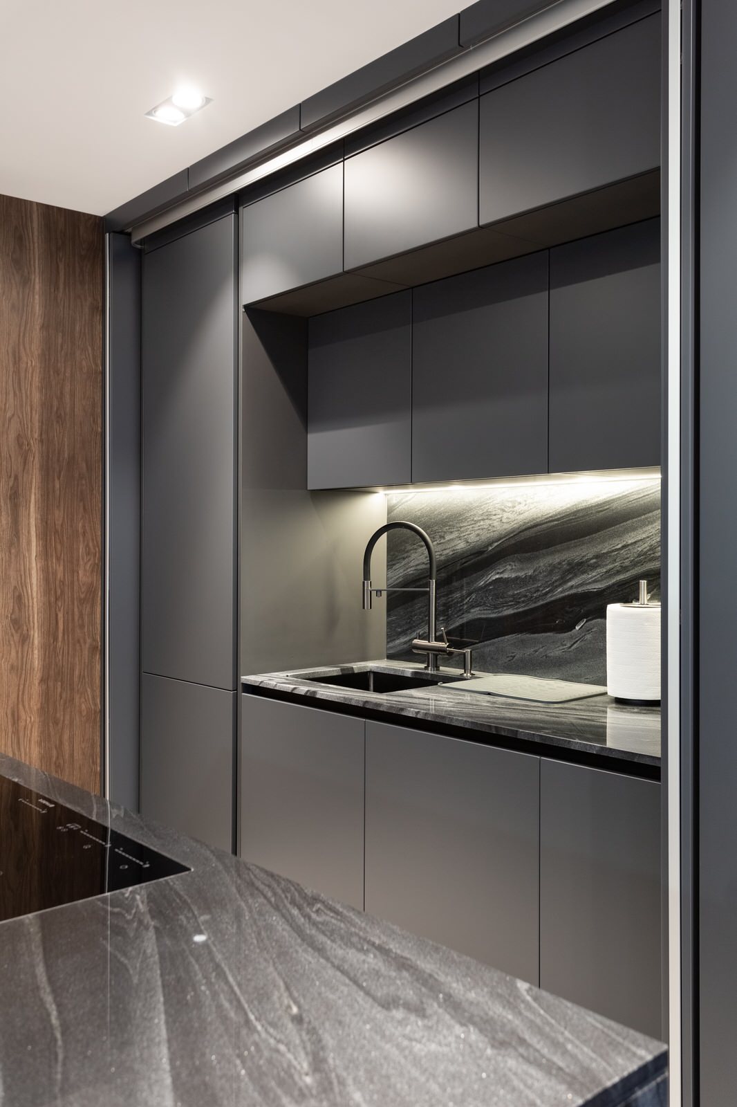 кухня серый камень