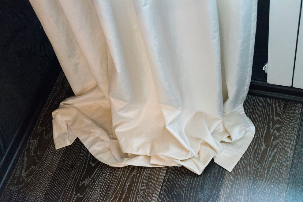 Бархатные шторы в спальне.