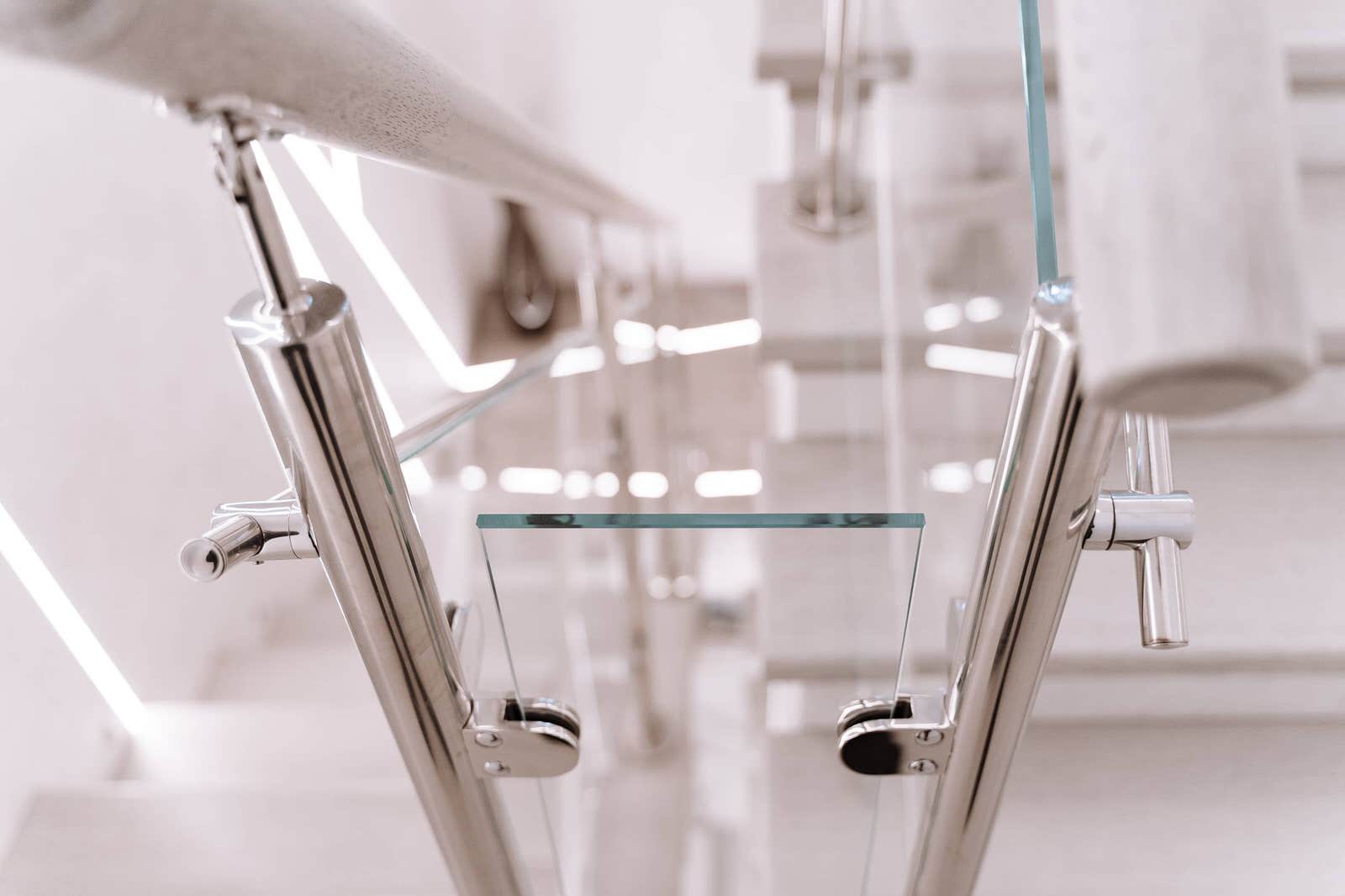 Проект 9 - Лестница в стиле Hi-Tech с подсветкой ступеней