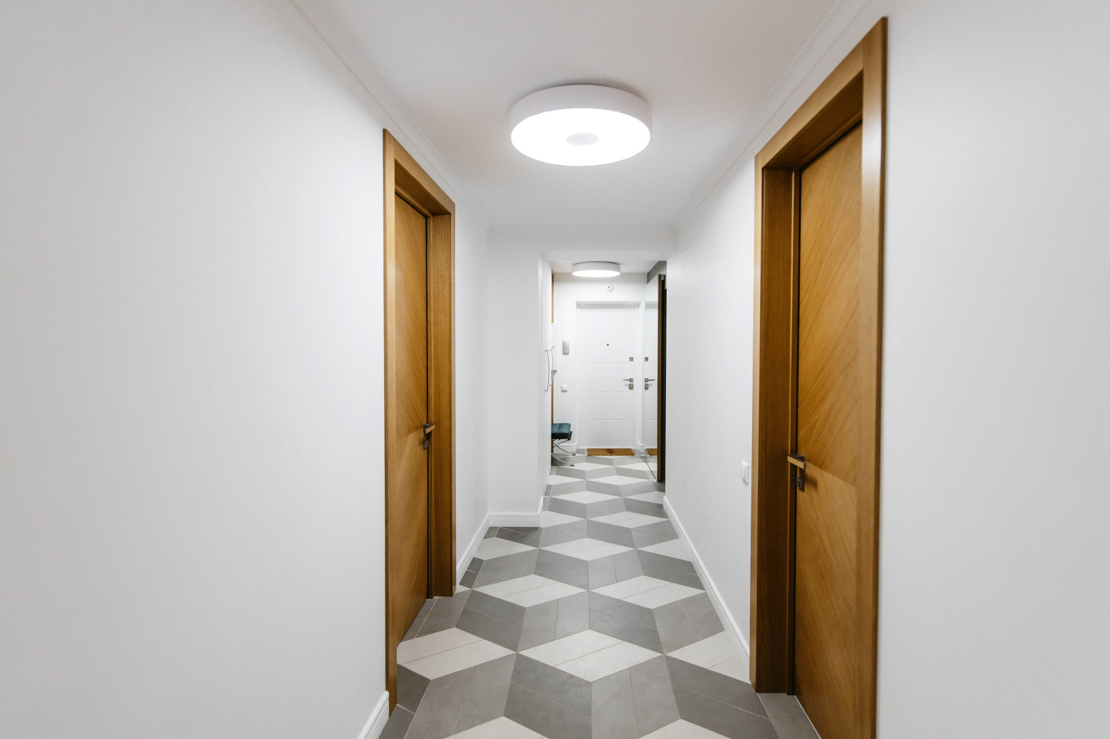 Дизайн прихожей. Высота дверных проемов 2400мм