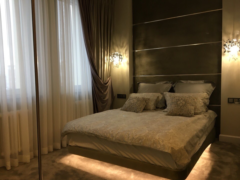 Парящая в воздухе кровать с подсветкой и мягкие панели