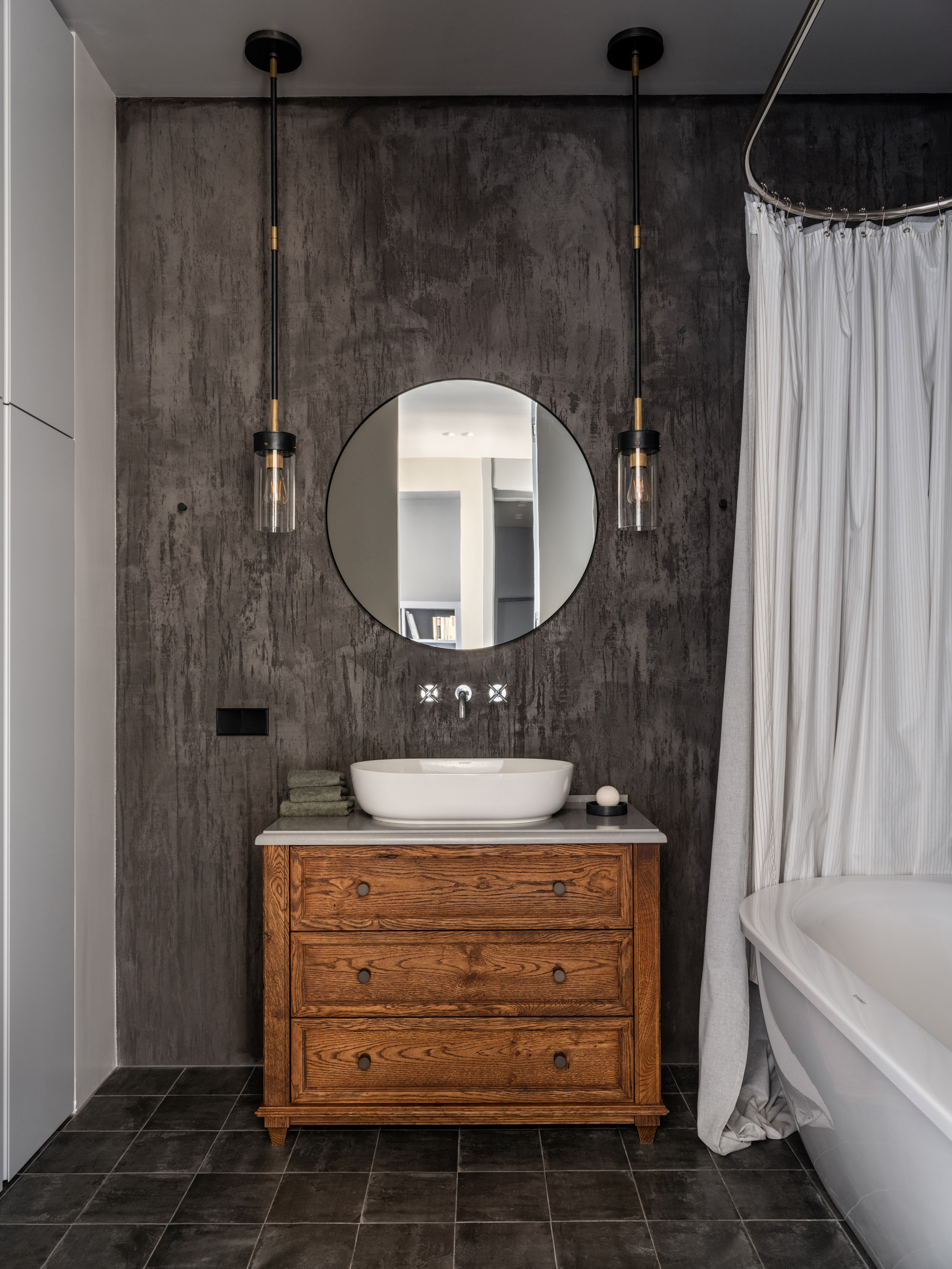 До и после: 5 санузлов в темных тонах