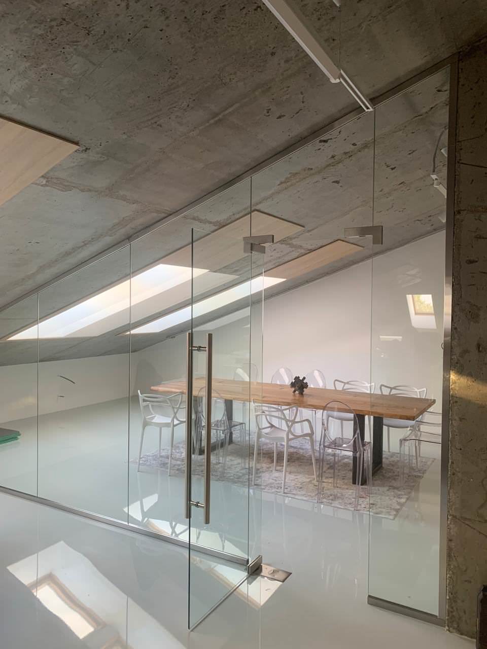 Стеклянная перегородка