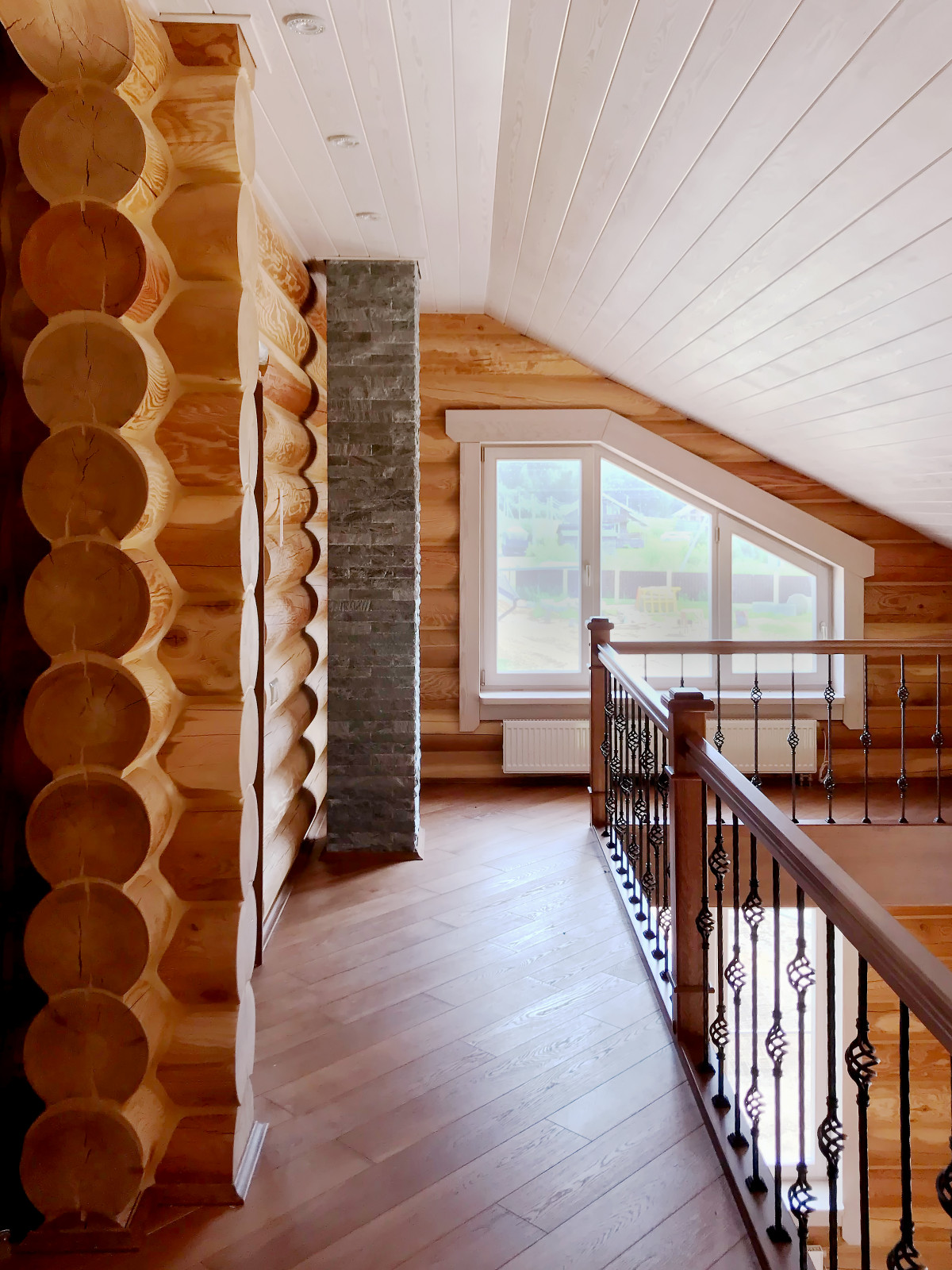 Холл второго этажа дома из оцилиндрованного бревна