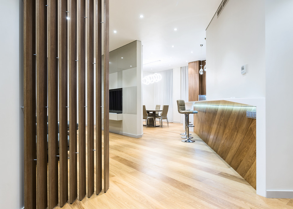 Просторная квартира с 2 спальнями в серых тонах.