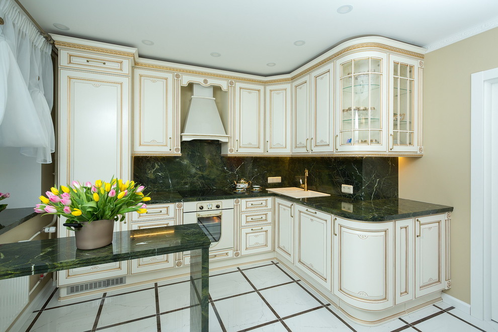 Зеленый мрамор в интерьере кухни