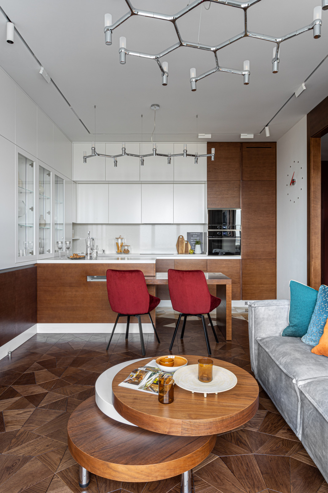 Houzz тур: Интерьер с концепцией Red go, где важен красный цвет