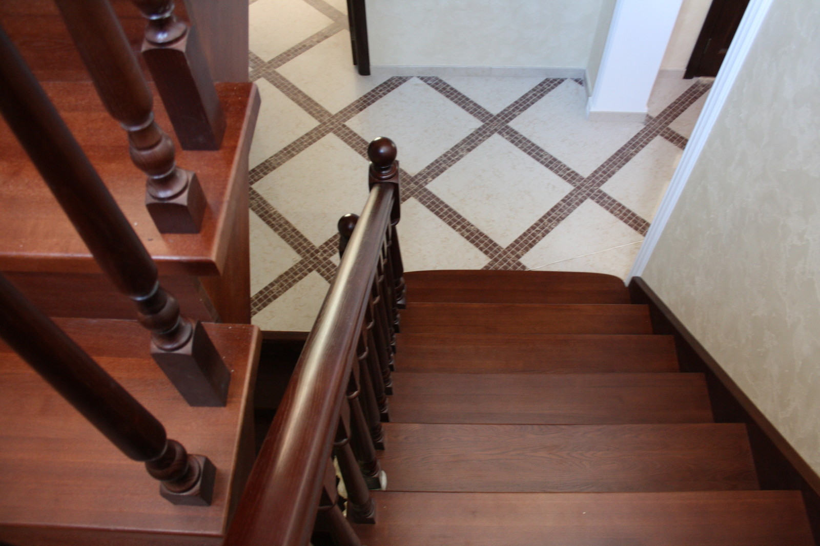 Лестница из ясеня с покраской в темный орех