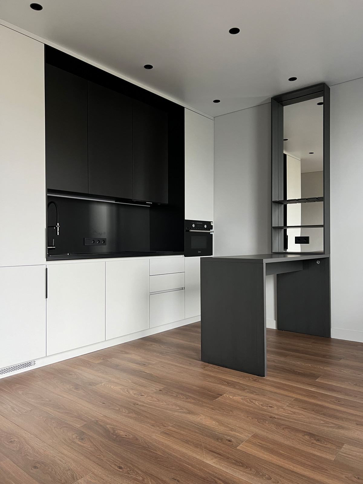 Черно-белая квартира в ЖК "ALT"